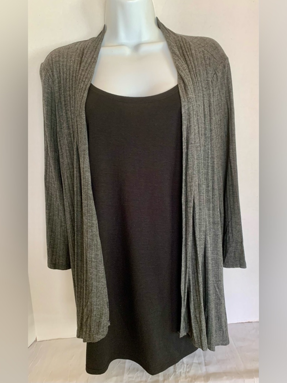 “Notations”Women's Grey Open-Front,one piece lightweight Cardigan Sweater. Small